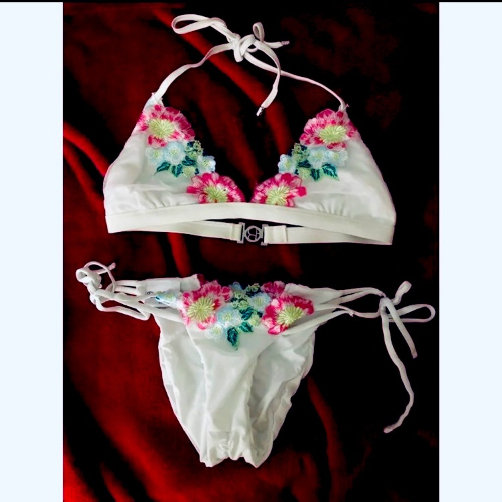 Beautiful beach bunny floral  bathing suit.🌸 top is large and bottom medium 🌸